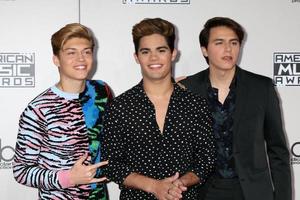 los angeles, 20 de novembro - emery kelly, ricky garcia, liam attridge, forever in your mind no american music awards de 2016 no microsoft theater em 20 de novembro de 2016 em los angeles, ca foto