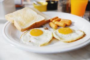 conjunto de comida de café da manhã americano - refeição matinal padrão no hotel foto