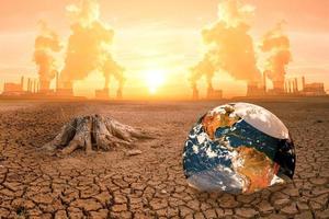 o conceito de aquecimento global e seca e pobreza e escassez de alimentos. solos áridos com climas quentes têm um globo que carece de espaço verde. foto