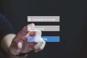 empresário tocando na senha da tela virtual nome de usuário ou conta de login de e-mail online. foto