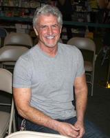 los angeles, 21 de junho - michael swan em uma sessão de autógrafos para a vida jovem e inquieta de william j bell em barnes and noble, the grove em 21 de junho de 2012 em los angeles, ca foto