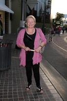 los angeles, 21 de junho - patty weaver em uma sessão de autógrafos para a vida jovem e inquieta de william j bell em barnes and noble, the grove em 21 de junho de 2012 em los angeles, ca foto