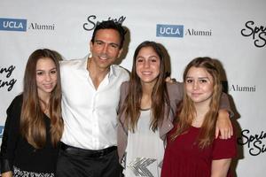 los angeles, 16 de maio - dr bill dorfman, filhas do ucla s spring cantam 2014 no pauley pavilion ucla em 16 de maio de 2014 em westwood, ca foto