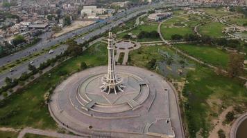 a torre histórica do paquistão, minar e paquistão na cidade de lahore de punjab paquistão, a torre está localizada no meio de um parque urbano, chamado de parque maior iqbal. foto