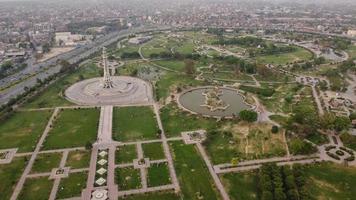 a torre histórica do paquistão, minar e paquistão na cidade de lahore de punjab paquistão, a torre está localizada no meio de um parque urbano, chamado de parque maior iqbal. foto