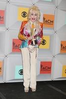 las vegas, 3 de abril - dolly parton na 51st academy of country music awards no mgm grand garden arena em 3 de abril de 2016 em las vegas, nv foto