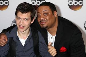 los angeles, 4 de agosto - micah fowler, cedric yarbrough na festa abc tca summer 2016 no beverly hilton hotel em 4 de agosto de 2016 em beverly hills, ca foto