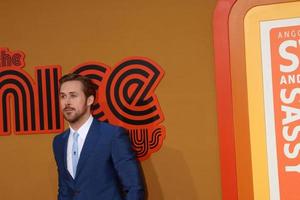 los angeles, 10 de maio - ryan gosling na estréia dos caras legais no tcl chinese theatre imax em 10 de maio de 2016 em los angeles, ca foto