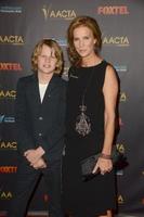 los angeles, 29 de janeiro - rachel griffiths, banjo taylor nos prêmios internacionais aacta de 2016 no edifício peta s bob barker em 29 de janeiro de 2016 em los angeles, ca foto