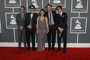 los angeles, 10 de fevereiro - os lumineers chegam ao 55º prêmio anual grammy no grampos center em 10 de fevereiro de 2013 em los angeles, ca foto