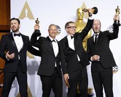 los angeles, 28 de fevereiro - chris evans, ben osmo, greg rudloff, chris jenkins na 88ª premiação anual da academia, sala de imprensa no dolby theater em 28 de fevereiro de 2016 em los angeles, ca foto