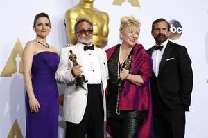 los angeles, 28 de fevereiro - tina fey, colin gibosn, lisa thompson, steve carell na 88ª premiação anual da academia, sala de imprensa no dolby theater em 28 de fevereiro de 2016 em los angeles, ca foto