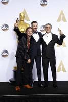 los angeles, 28 de fevereiro - mark mangini, chris evans, david white na 88ª premiação anual da academia, sala de imprensa no dolby theater em 28 de fevereiro de 2016 em los angeles, ca foto