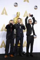 los angeles, 28 de fevereiro - mark mangini, chris evans, david white na 88ª premiação anual da academia, sala de imprensa no dolby theater em 28 de fevereiro de 2016 em los angeles, ca foto