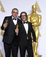 los angeles, 28 de fevereiro - charles randolph, adam mckay no 88º prêmio anual da academia, sala de imprensa no dolby theater em 28 de fevereiro de 2016 em los angeles, ca foto