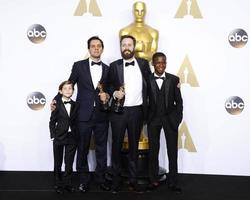 los angeles, 28 de fevereiro - jacob tremblay, shan christopher ogilvie, benjamin cleary abraham attah na 88ª premiação anual da academia, sala de imprensa no dolby theater em 28 de fevereiro de 2016 em los angeles, ca foto