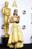 los angeles, 28 de fevereiro - alicia vikander no 88º prêmio anual da academia, sala de imprensa no dolby theater em 28 de fevereiro de 2016 em los angeles, ca foto