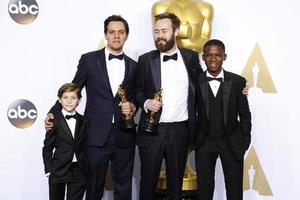 los angeles, 28 de fevereiro - jacob tremblay, shan christopher ogilvie, benjamin cleary abraham attah na 88ª premiação anual da academia, sala de imprensa no dolby theater em 28 de fevereiro de 2016 em los angeles, ca foto