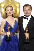 los angeles, 28 de fevereiro - brie larson, leonardo dicaprio na 88ª premiação anual da academia, sala de imprensa no dolby theater em 28 de fevereiro de 2016 em los angeles, ca foto