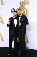 los angeles, 28 de fevereiro - jimmy napes, sam smith na 88ª premiação anual da academia, sala de imprensa no dolby theater em 28 de fevereiro de 2016 em los angeles, ca foto