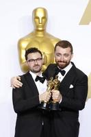 los angeles, 28 de fevereiro - jimmy napes, sam smith na 88ª premiação anual da academia, sala de imprensa no dolby theater em 28 de fevereiro de 2016 em los angeles, ca foto