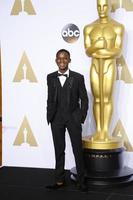 los angeles, 28 de fevereiro - abraham attah na 88ª premiação anual da academia, sala de imprensa no dolby theater em 28 de fevereiro de 2016 em los angeles, ca foto