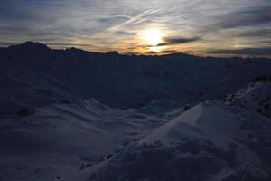 montanha neve pôr do sol foto