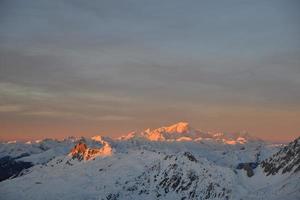 montanha neve pôr do sol foto