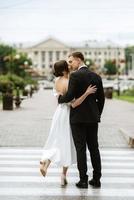 jovem casal noiva e noivo em um vestido curto branco foto