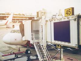 estacionamento de avião no aeródromo do aeroporto foto