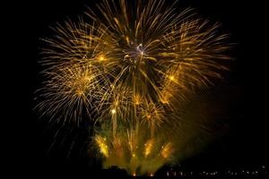 fogos de artifício enormes e coloridos sobre os campos de arroz ao entardecer. foto