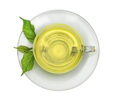 chá verde com copo transparente isolado no fundo branco, inclui traçado de recorte foto