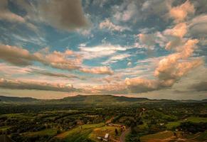 pôr do sol na província de takhian ngo phetchabun, tailândia foto