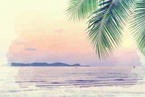 mar de verão com folhas de palmeira ao pôr do sol e espaço de cópia, conceito de relaxamento do céu, belo fundo tropical para paisagem de viagens, estilo de pintura digital em aquarela foto