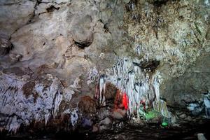 estalactites na caverna khao bin em ratchaburi, tailândia. foto