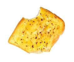 pão de alho mordido com queijo isolado no fundo branco foto