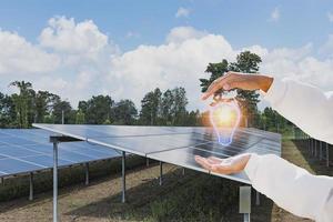 gerente corporativo apresentando como vender eletricidade do telhado solar de volta à rede. conceito de indústria e tecnologia para produtor-consumidor de energia, geração de energia, usina virtual. foto