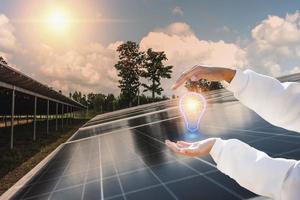 gerente corporativo apresentando como vender eletricidade do telhado solar de volta à rede. conceito de indústria e tecnologia para produtor-consumidor de energia, geração de energia, usina virtual. foto