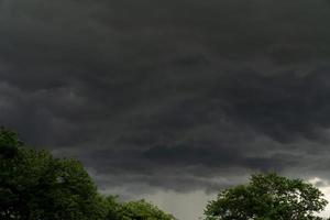 nuvens de chuva e fundo texturizado céu preto foto