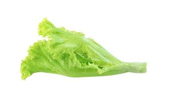 folha de alface isolada no fundo branco, padrão de folhas verdes, ingrediente de salada foto