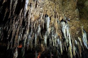 estalactites na caverna khao bin em ratchaburi, tailândia. foto