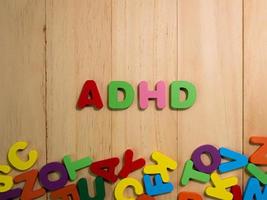 a palavra adhd madeira alfabeto mesa multicolorida para educação ou conceito de criança foto