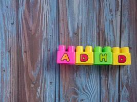 brinquedos de tijolo palavra adhd multicolorida para sci ou conceito de educação foto