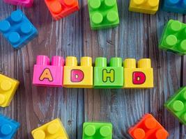 brinquedos de tijolo palavra adhd multicolorida para sci ou conceito de educação foto