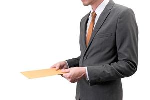 empresário segurando um envelope isolado no fundo branco. foto