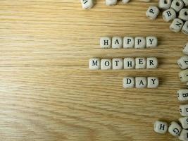 a palavra cubo de madeira feliz dia das mães para o conceito de férias foto