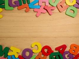 o alfabeto multicolorido na mesa de madeira para educação ou conceito de criança foto