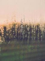 gotas de chuva na janela de vidro. foto