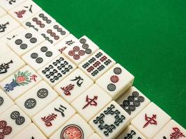 o mahjong na mesa antigo jogo de tabuleiro asiático close-up imagem foto