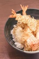 tempura com arroz em uma tigela, comida japonesa foto